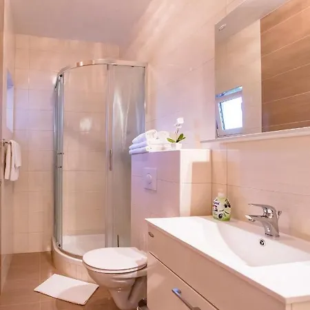 Ivan I Ruza Apartment Lopar