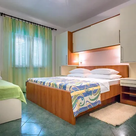 Ivan I Ruza Apartment Lopar